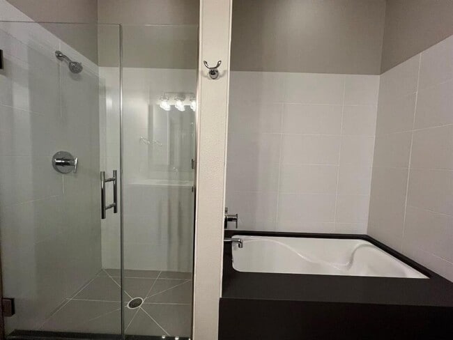 Building Photo - **DEAL!! Get $500 off your move-in costs! Valid for new leases with a start date on or before Dec...