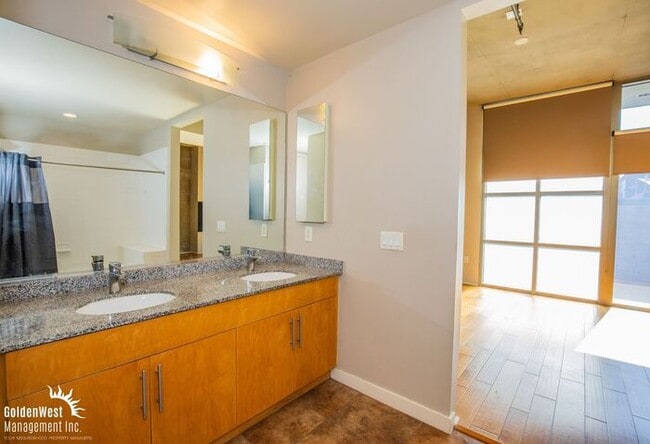 Building Photo - Modern Downtown 1Bdm 1Ba Condo at Juhl!