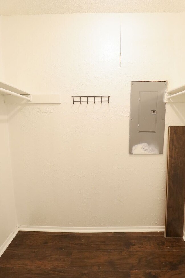 Building Photo - Recently renovated 2 Bedroom!