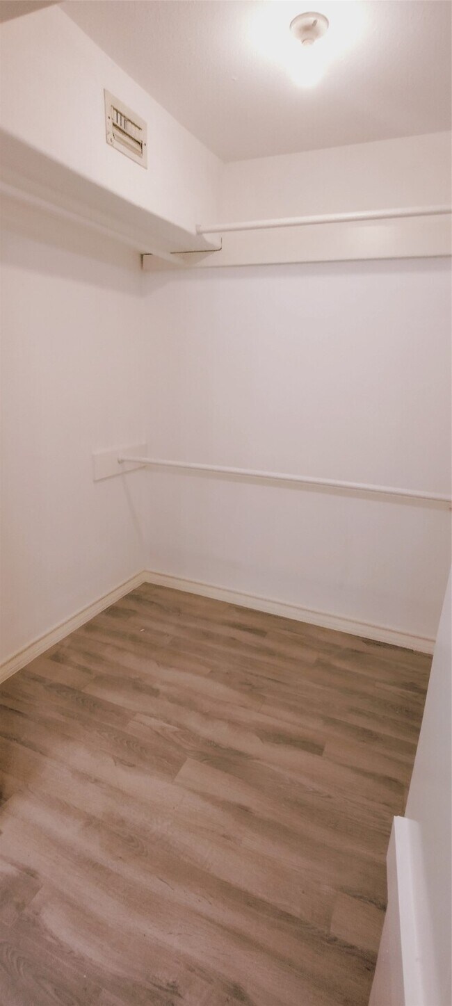 Building Photo - 6207 Woodvale Dr