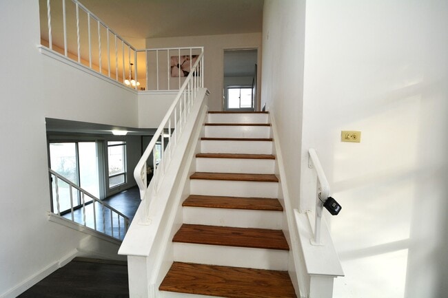 Building Photo - 1360 Devonshire Ln
