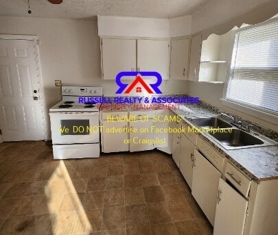 Building Photo - One Level Home with all Hardwoods!!
