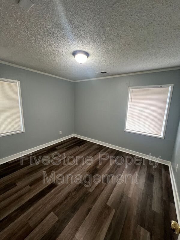 Building Photo - 1300 Robin Hood Ln