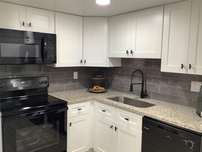 Building Photo - 4174 Inverrary Dr