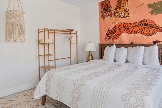 Building Photo - 136 Main St