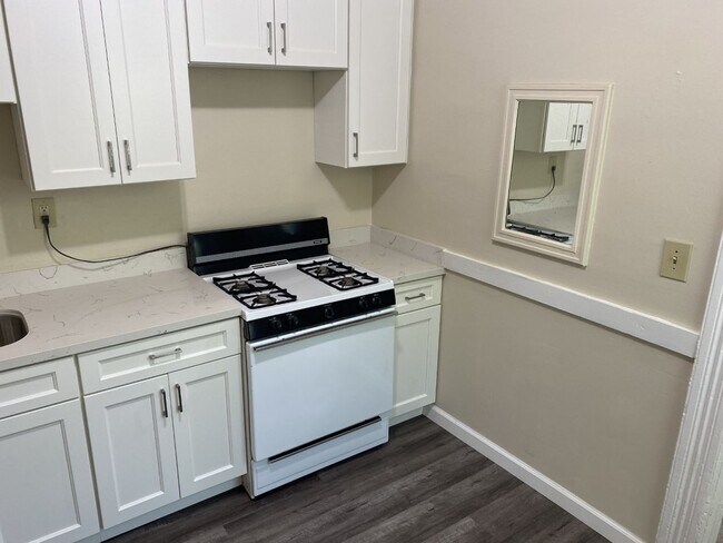 Building Photo - Charming 1-Bedroom, 1-Bathroom Ground Floor Apartment