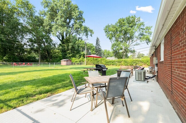 Building Photo - 8254 Mary Ann Ave