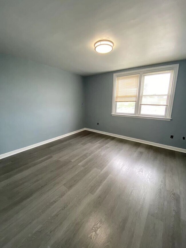 Building Photo - 3 Bedroom and 1 bathroom Row House Availab...