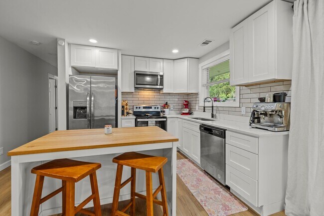 Building Photo - BEAUTIFULLY REMODELED, CONVIENENTLY LOCATE...