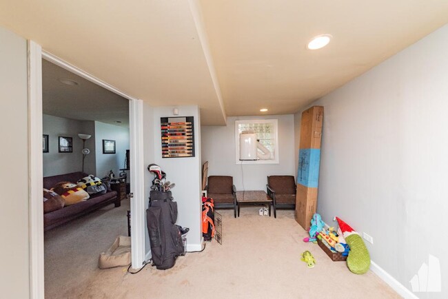 Building Photo - 4 bedroom in Chicago IL 60613