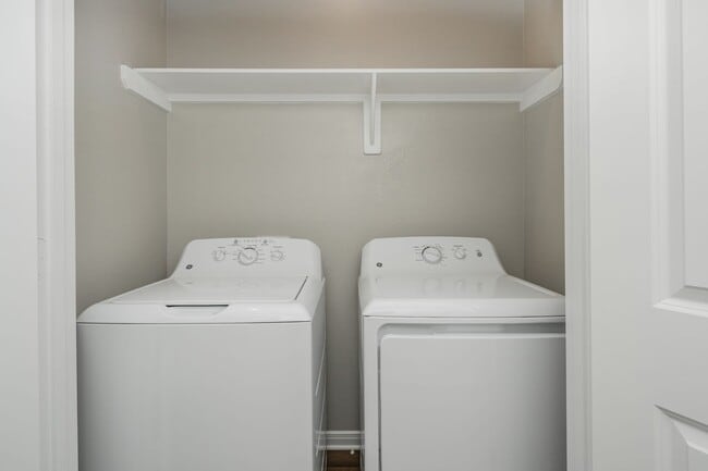 Building Photo - Bright & Cozy Townhome