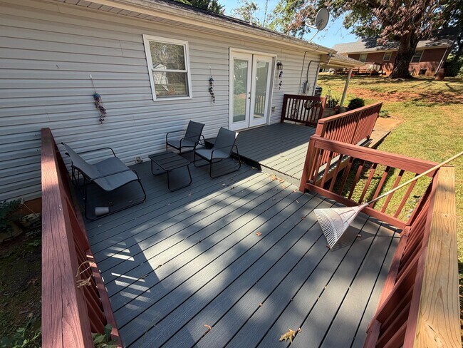 Building Photo - 1041 Hilltop Dr