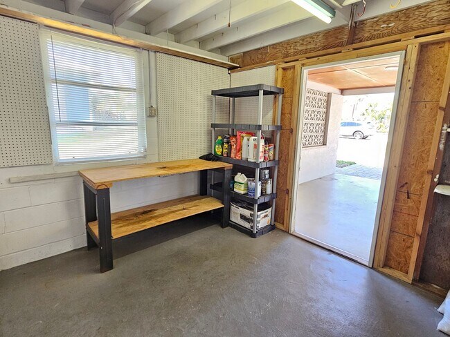 Building Photo - Venice Island – North of Venice Ave - Annual Single Family Home– Minutes from Venice Beach, Mains...