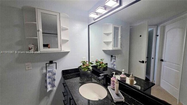 Building Photo - 1625 Kennedy Cswy