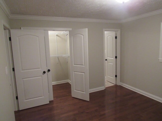 Building Photo - 4 Bedroom, 3 Bath Basement Ranch with Coun...