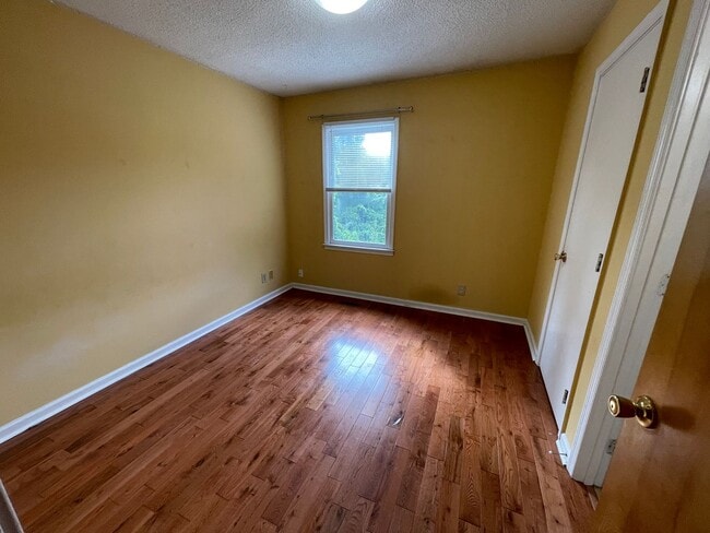 Building Photo - Inviting, updated 4br 3.5ba duplex w/ park...