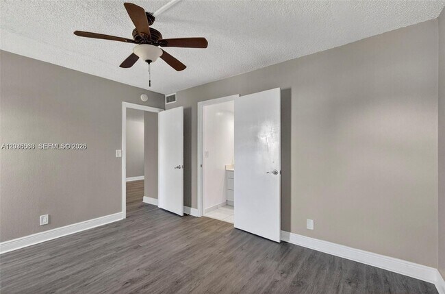 Building Photo - 908 Twin Lakes Dr
