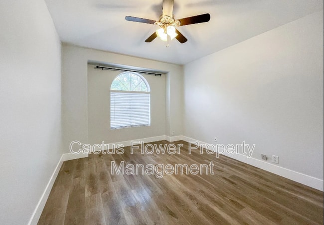 Building Photo - 691 W Fairview St