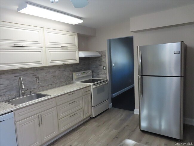 Building Photo - 1210 Smithtown Ave