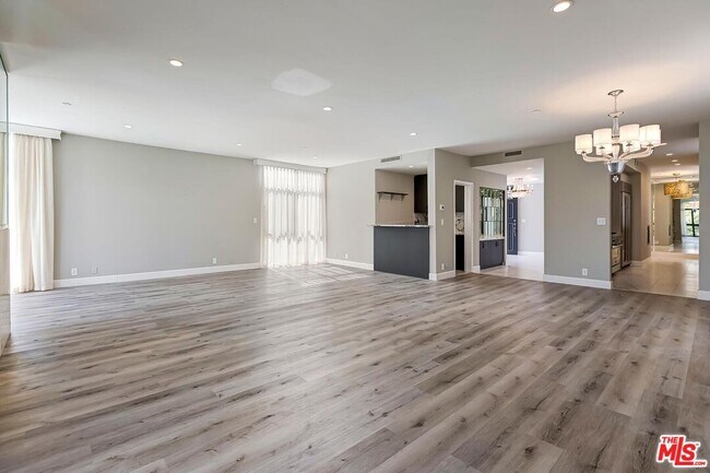 Building Photo - 323 N Palm Dr