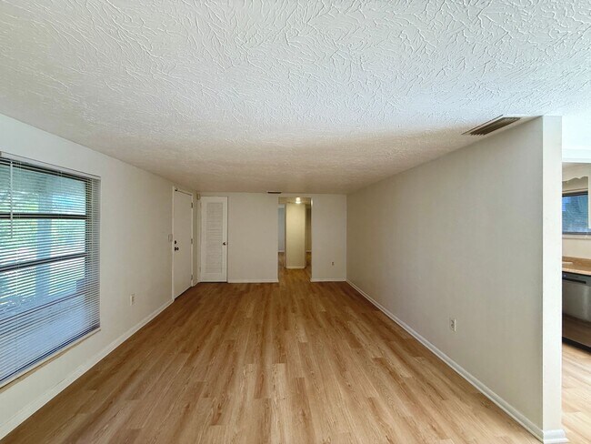 Building Photo - Close to Siesta Key Beach! 2 Bedroom Home