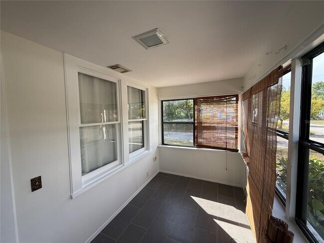 Building Photo - 4666 Iris St N