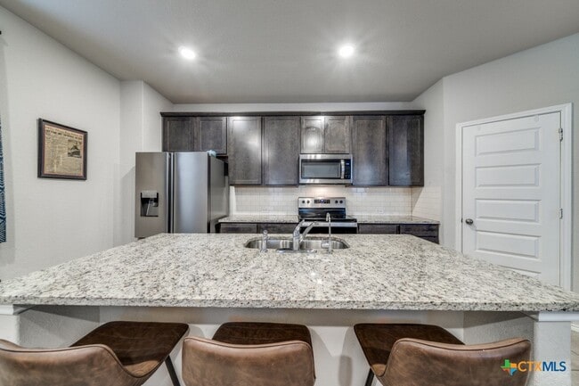 Building Photo - 2421 Ayers Dr