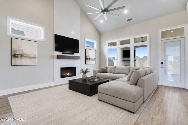 Building Photo - 315 San Marcos Dr