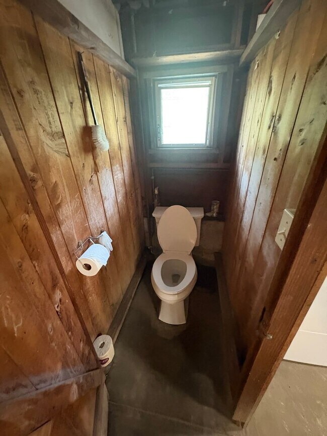 Building Photo - Beautiful 2 bedroom, 1.5 bath located in central Hilo town