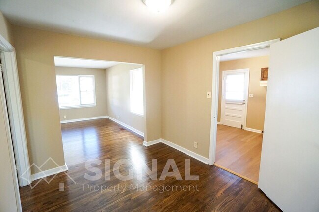 Building Photo - 748 Meadowbrook Dr