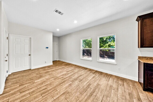 Building Photo - "Charming 3-Bed, 2-Bath Greenville Home with Elegant Granite Countertops!"