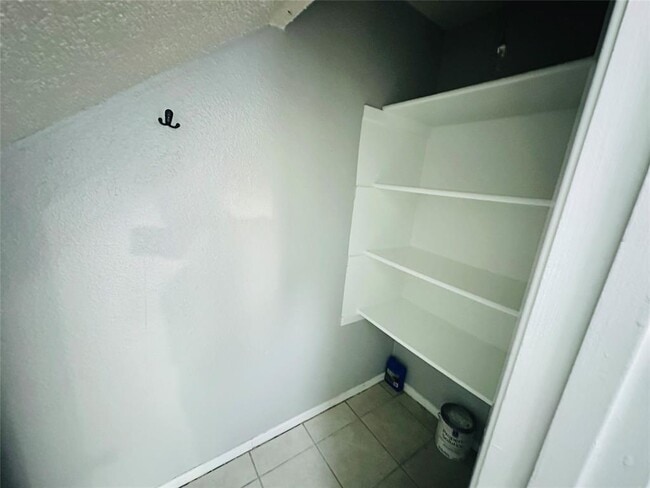 Building Photo - 5305 Woodland Oaks Ct