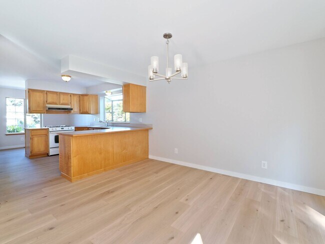 Building Photo - 721 Crown Dr