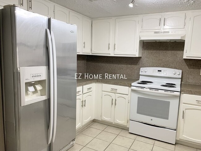 Building Photo - Welcome To Your Well-Maintained 1 Bedroom,...