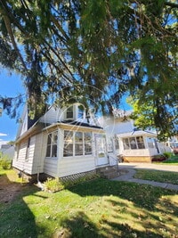 Building Photo - 4 bed 2 bath with 1st floor bedroom and ba...