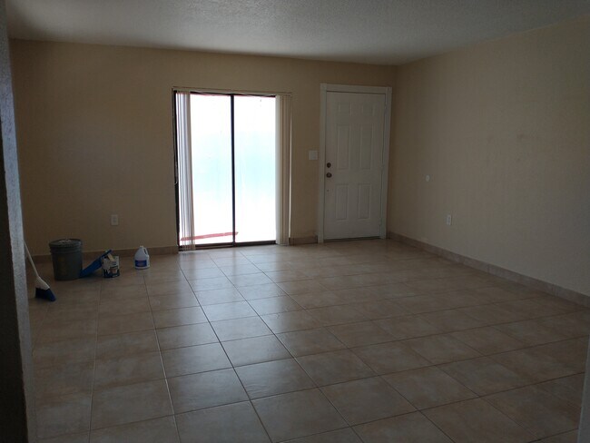Building Photo - 16 ave 43 Pl