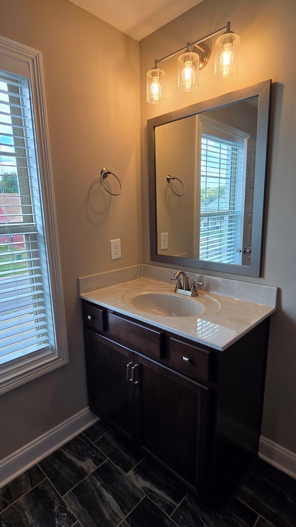 Building Photo - Beautiful 3 BDS 2 BA with fenced in yard
