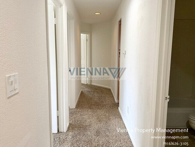 Building Photo - 5608 Glen Oaks Dr