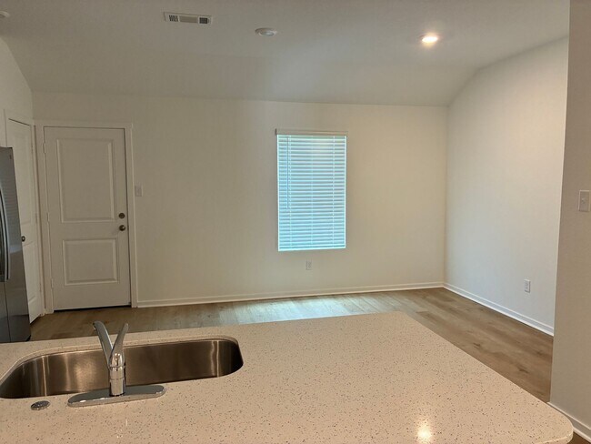 Building Photo - 1406 Manor Ct