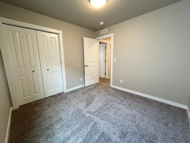 Building Photo - Stunning 3 bedroom 2 bathroom home in Meri...