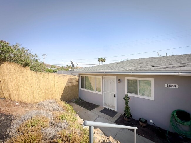 Building Photo - CUTE CONDO IN A DUPLEX W/ LARGE BACKYARD AVAILABLE FOR RENT!