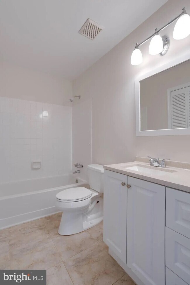 Second bath - 3178 Summit Square Dr