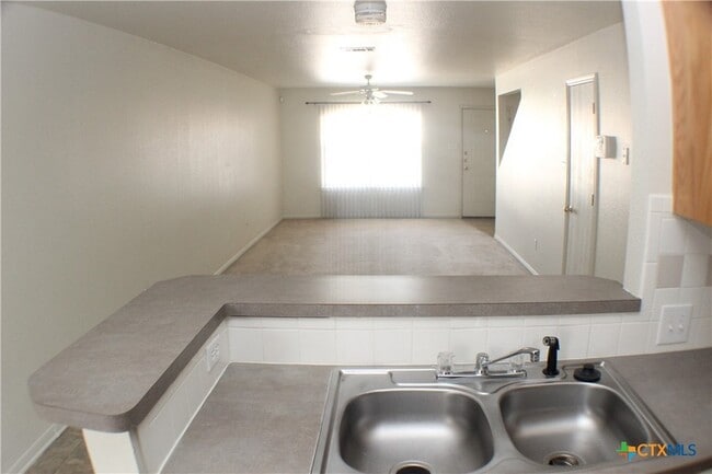 Building Photo - 102 E Robin Ln