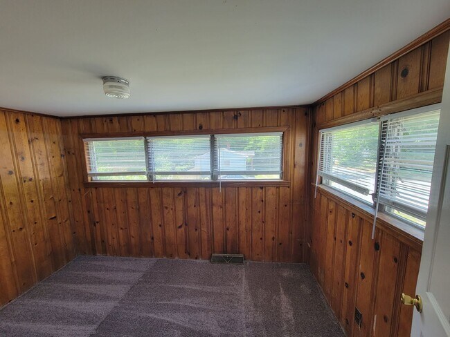 Building Photo - 3 Bedroom 2 Bathroom House