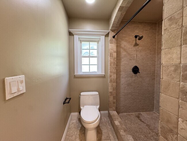 Building Photo - 1232 Longview Dr