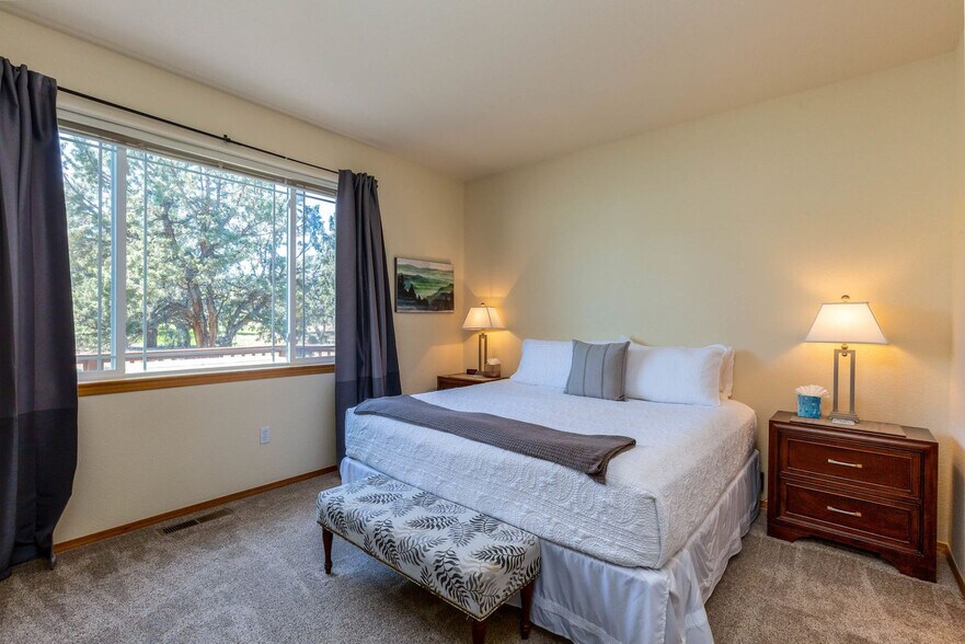 Building Photo - 951 Golden Pheasant Dr