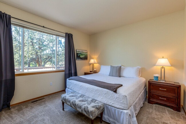 Building Photo - 951 Golden Pheasant Dr