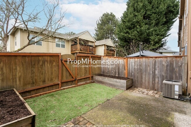 Building Photo - Updated Three Bedroom Townhome Near Nike & Intel!