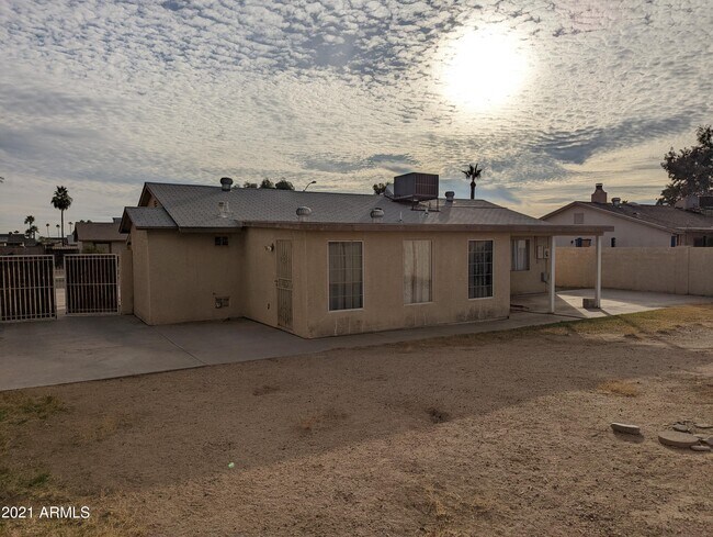 Building Photo - 8822 W Sahuaro Dr