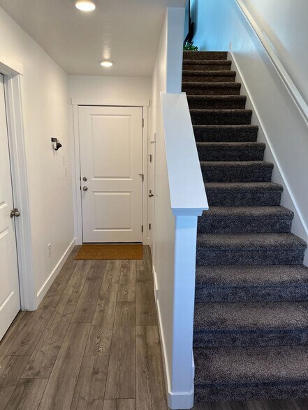 Building Photo - 1112 E Hatch Row